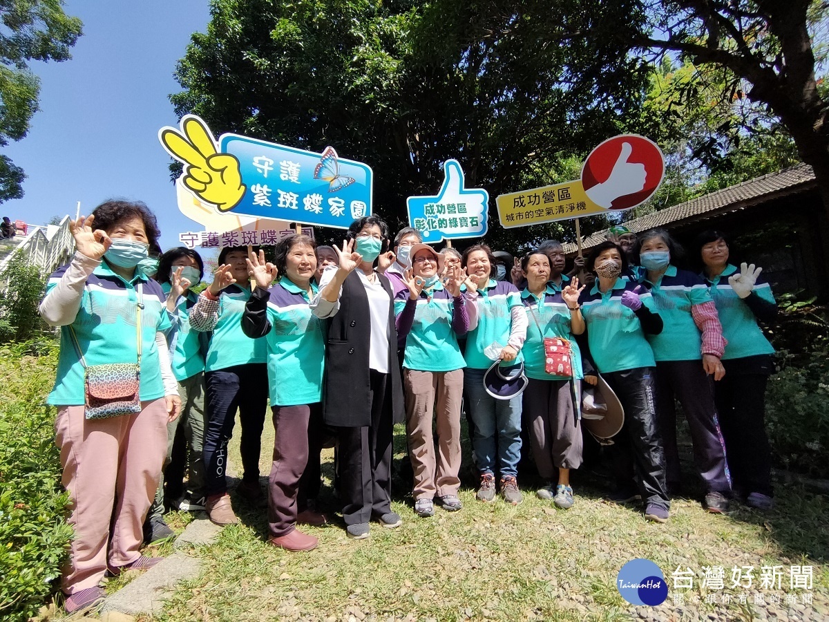 八卦山五月嬌客「紫斑蝶」北返,彰化縣長王惠美與所有志工一起喜迎嬌客。圖/記者鄧富珍攝
