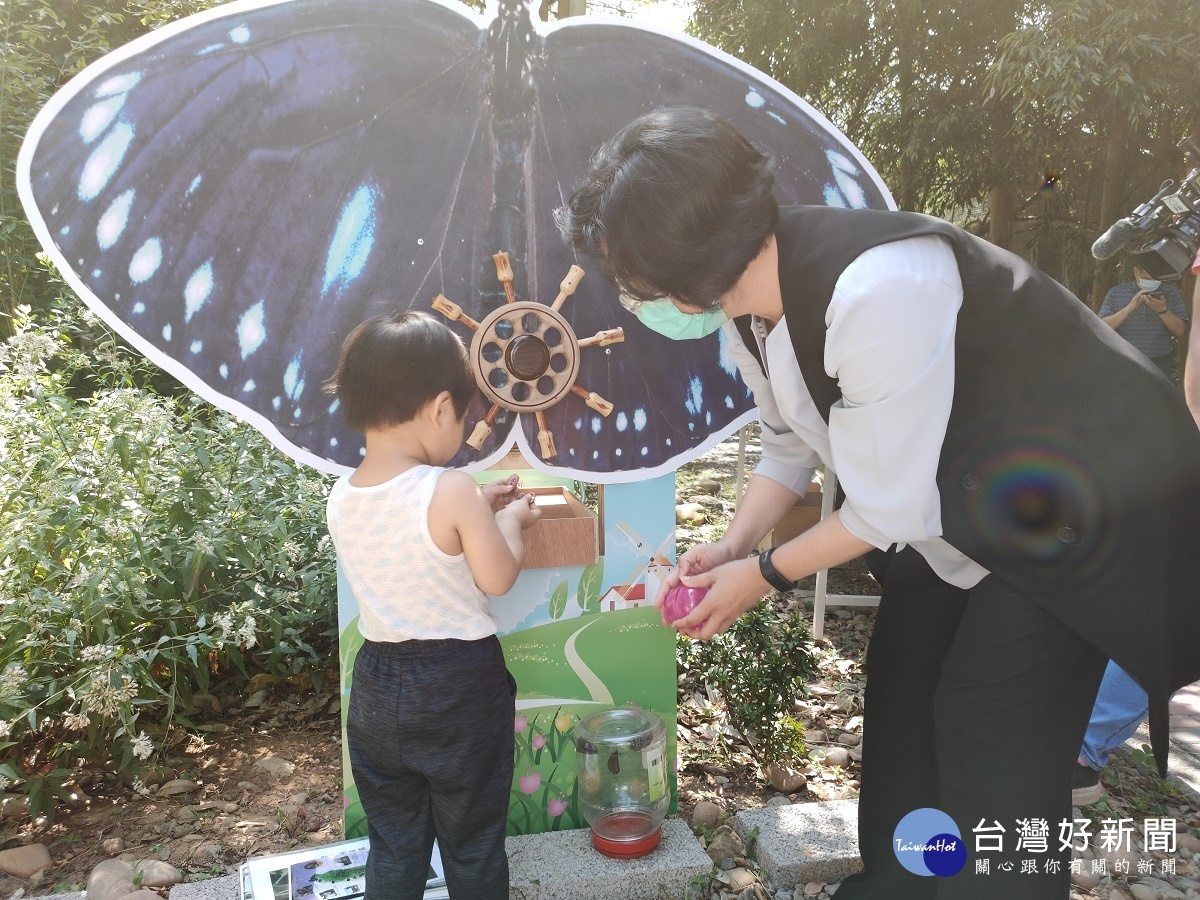 八卦山五月嬌客「紫斑蝶」北返,彰化縣長王惠美與小朋友互動學習生態。圖/記者鄧富珍攝