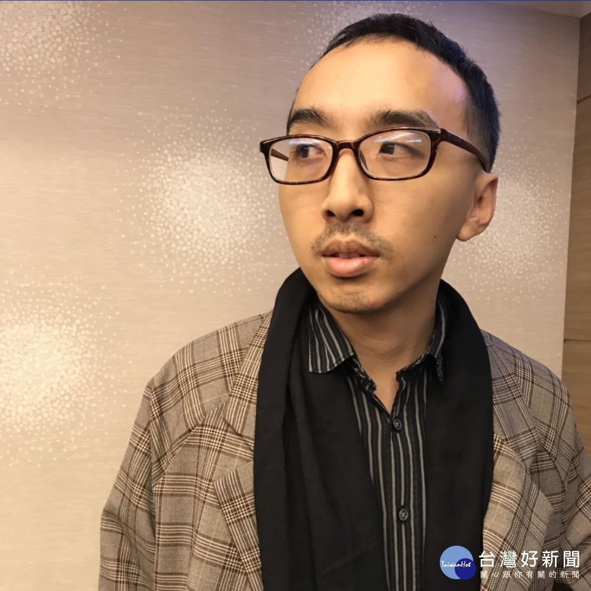 鴻達法律事務所律師洪維廷表示,參照消保會84年之函釋之見解,所謂消費,係指不再用於生產情形下的「最終消費」而言,本案的簡訊商品應屬之,故投訴人應有依消保法主張之空間/洪維廷律師提供