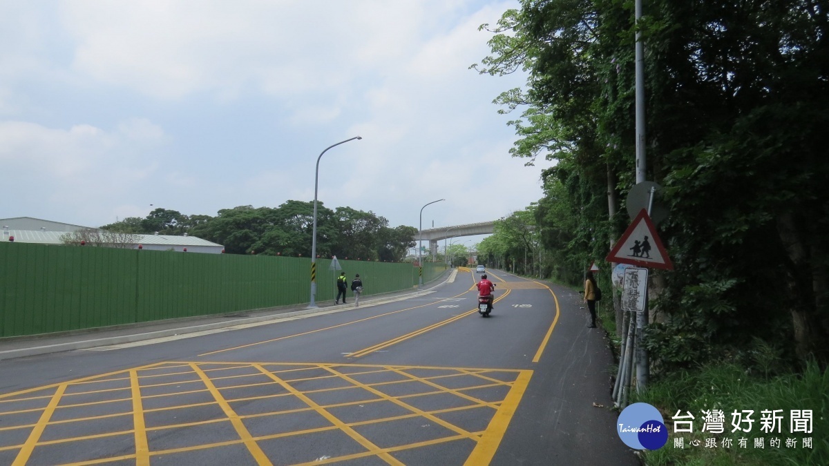 楊梅區裕成拓寬為12公尺的雙向車道，並新設人行道及排水溝，完善LED照明設備。