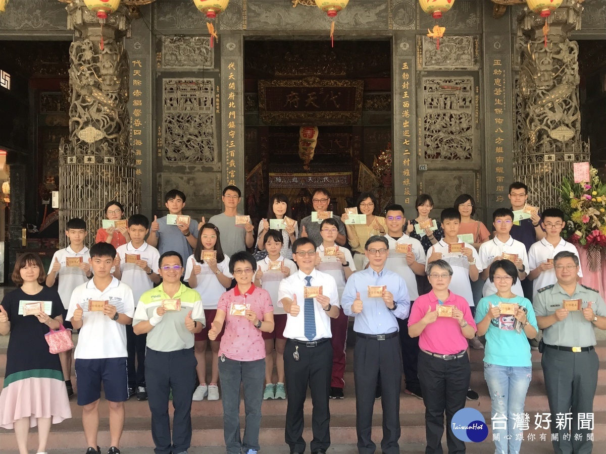 港明高中家長會許晉福會長提供「金榜題名煎餅」給全體國三生,祝福每位學子金榜題名。