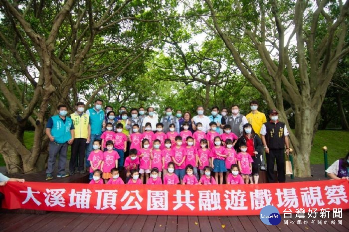 市長與貴賓、小朋友合影