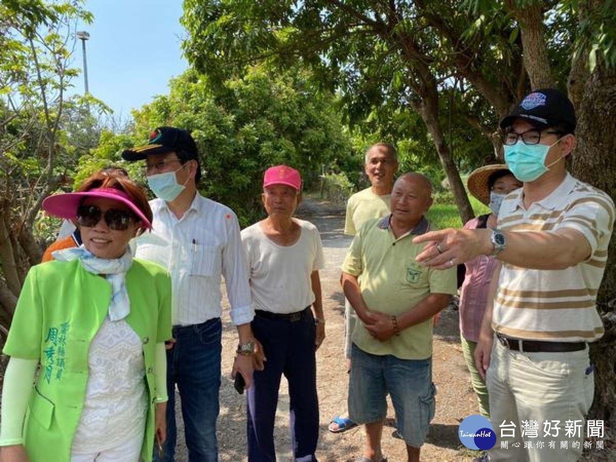 立委劉建國接獲農民陳情排水設施年久失修，即邀集雲林農田水利會長洪國浩及地方議員、代表、里長、社區理事長等，會勘研擬改善。