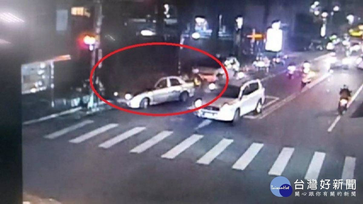 一輛自小客車故障停在路中央,員警立即與駕駛同心協力將車輛推往路旁,等待道路救援。
