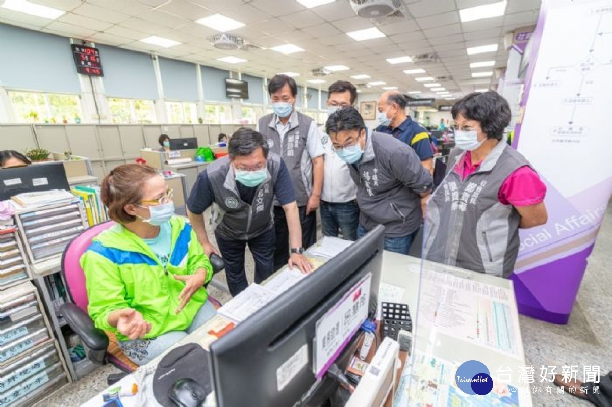 桃園市長鄭文燦前往平鎮區公所,慰問區公所加班處理急難紓困案件同仁