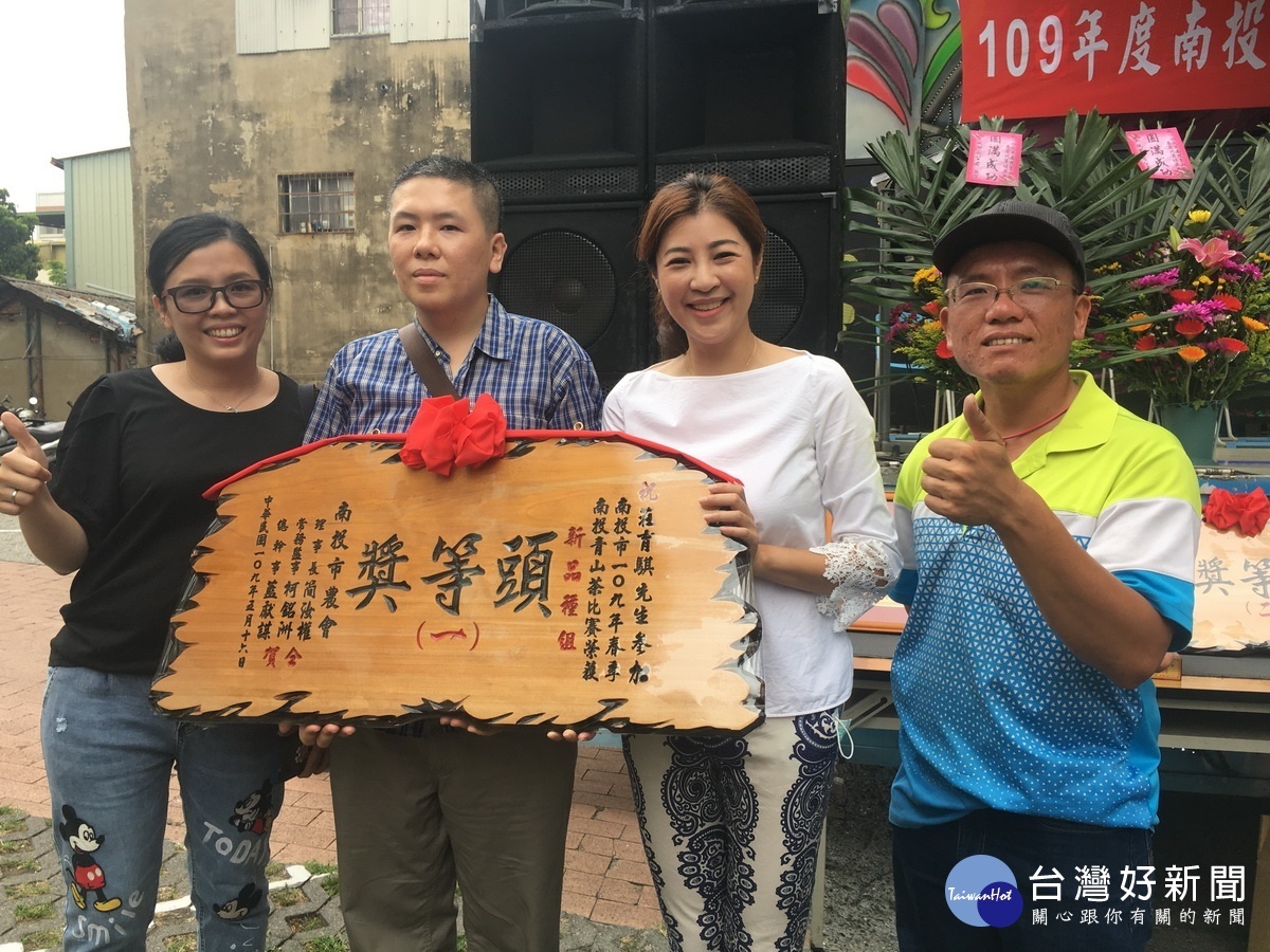 莊民宏(右)兄妹總計拿下12項獎。(記者扶小萍攝)