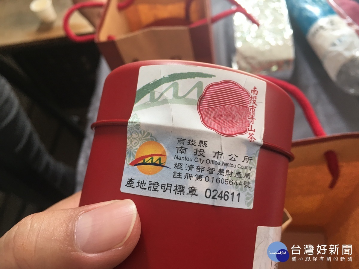 南投青山茶有產地標章。(記者扶小萍攝)