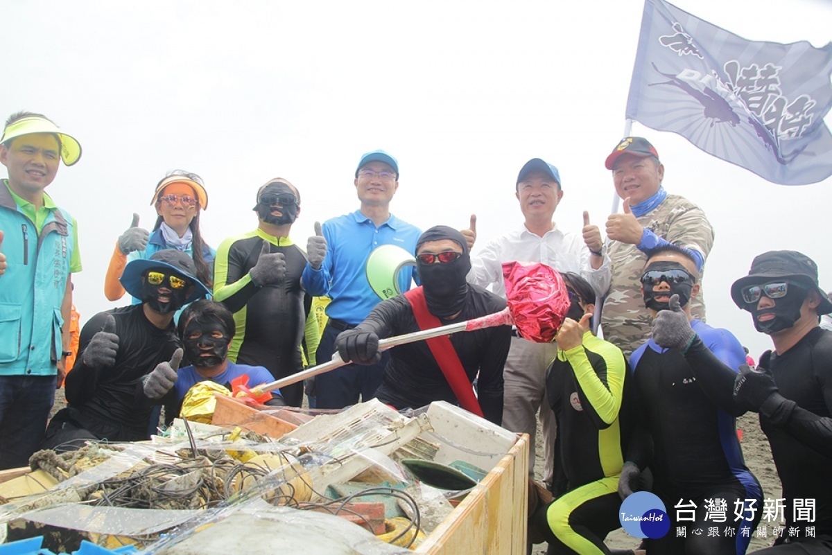 嘉義縣政府在東石漁港外傘頂洲,舉辦2020國家海洋日「搶救海洋愛地球」淨灘活動/嘉義縣府提供