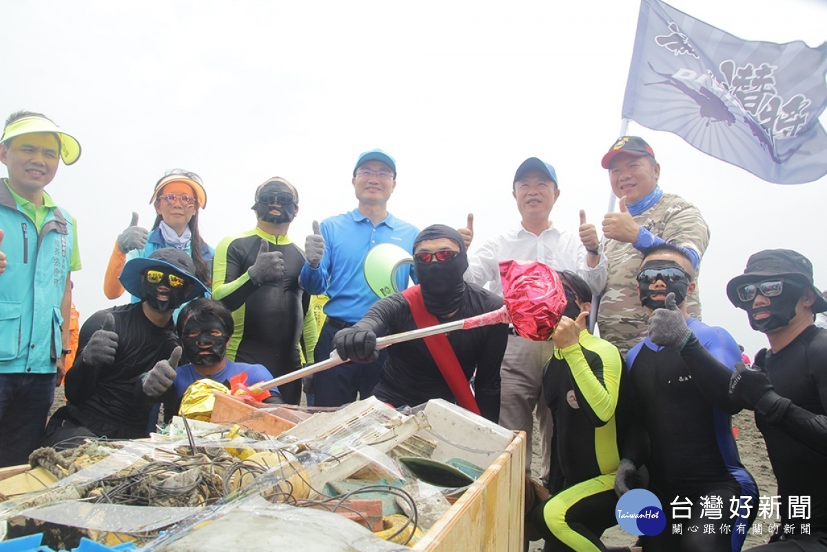 嘉義縣政府在東石漁港外傘頂洲，舉辦2020國家海洋日「搶救海洋愛地球」淨灘活動／嘉義縣府提供