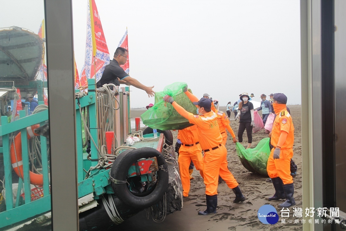 嘉義縣政府在東石漁港外傘頂洲，舉辦2020國家海洋日「搶救海洋愛地球」淨灘活動／嘉義縣府提供