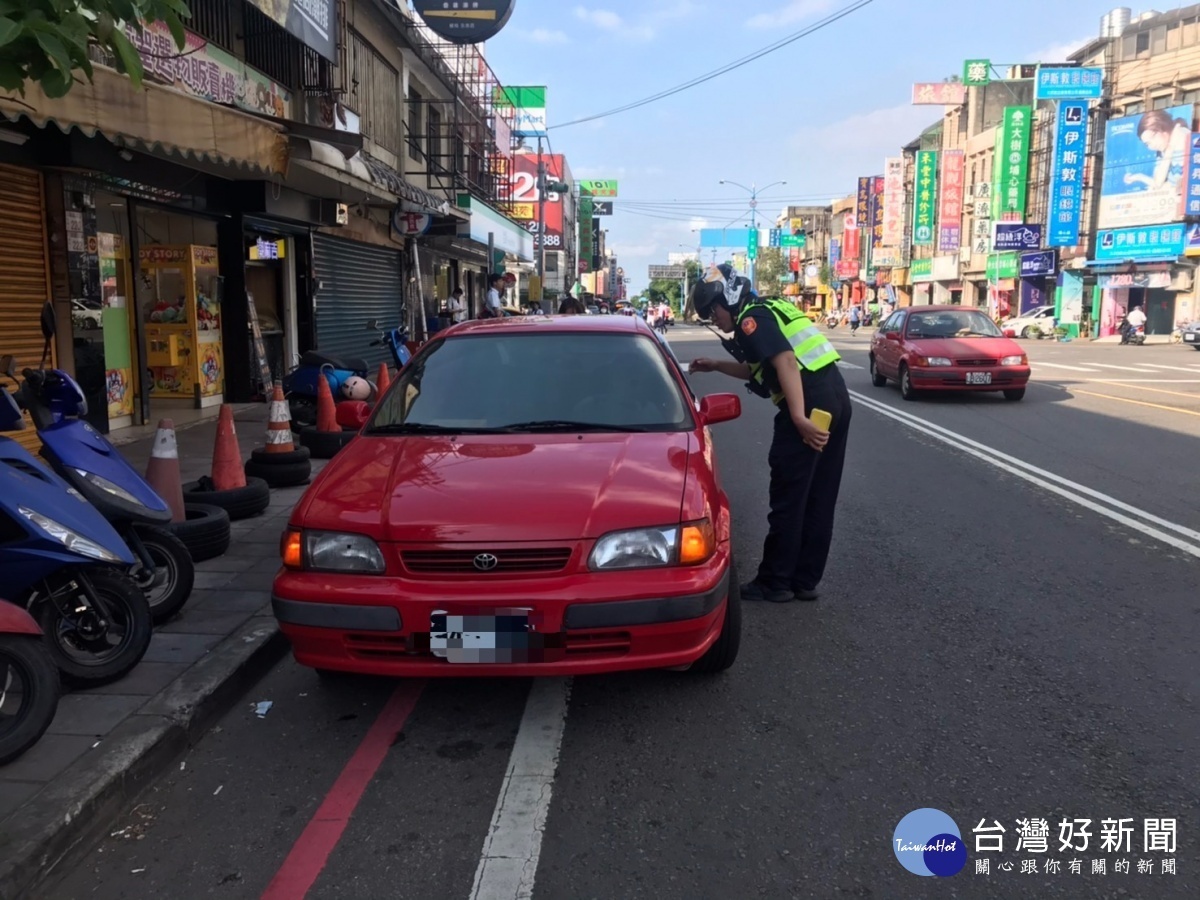 楊梅分局陸續實施「路暢勤務」，不僅道路上原本併排等違停亂象大幅改善，行走困難壅塞的交通亦變的順暢。