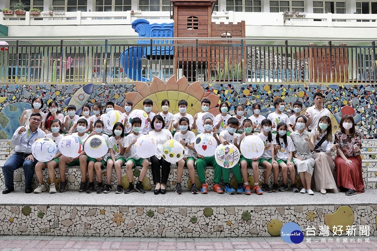 嘉義市長黃敏惠與小朋友一起繪製星空燈籠，將掛置在北香湖公園作裝置藝術／嘉義市府提供