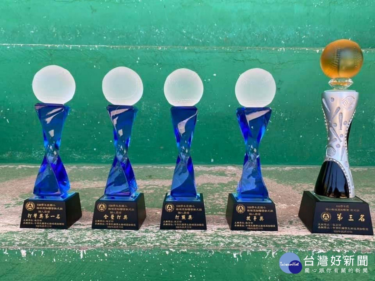 新豐小將於全國賽中獲得的戰利品。(縣體育會提供)