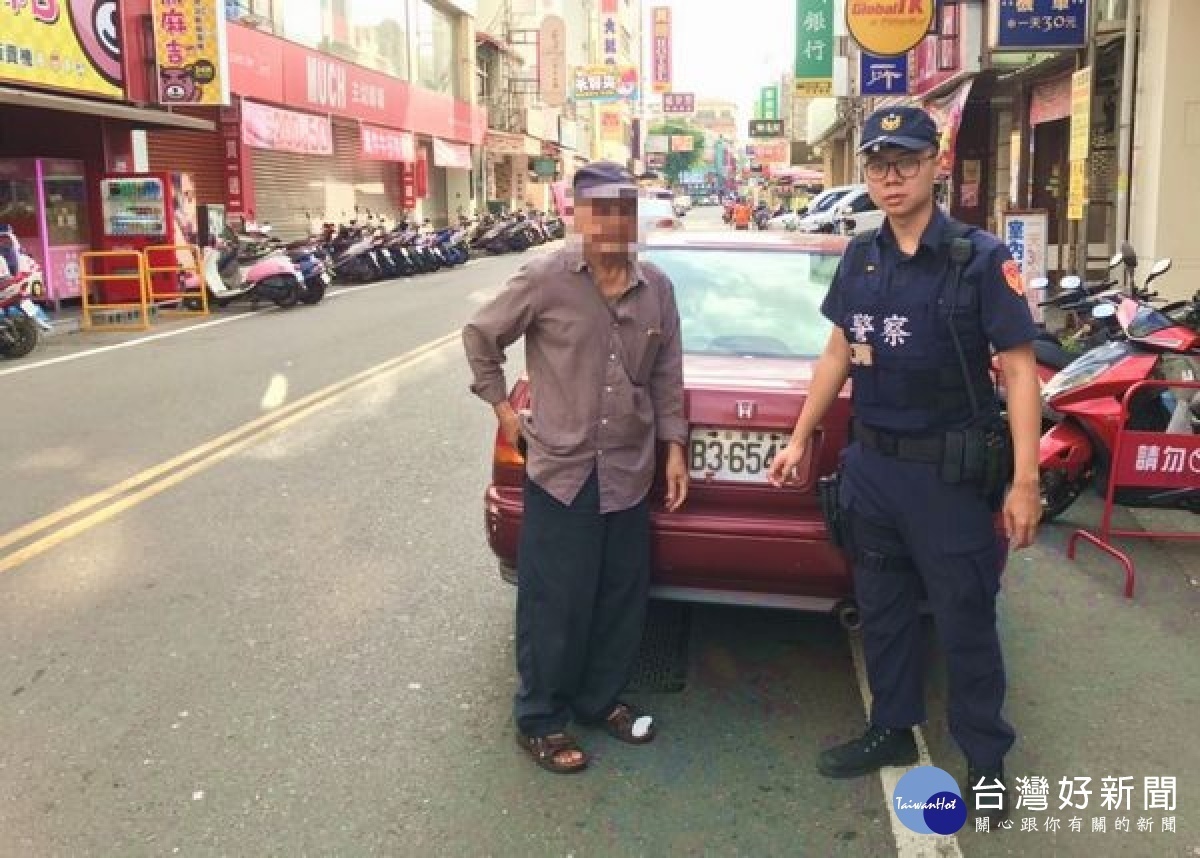 斗六所員警巡勤巧遇民眾車輛拋錨停在路中,造成交通阻塞,警方隨即疏導交通,並協助排除故障,親民愛民之舉深獲肯定與讚許。