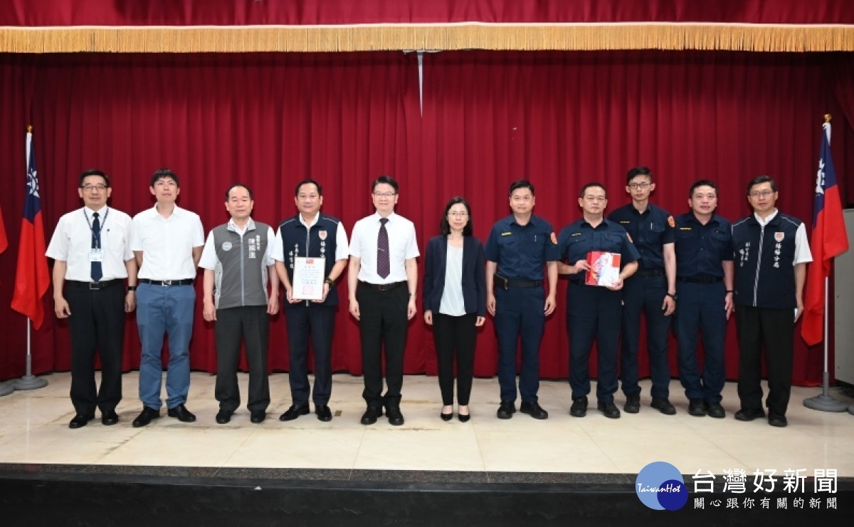 桃園地方檢察署檢察長王俊力,致贈有功人員感謝狀、茶葉,感謝同仁辛勞。