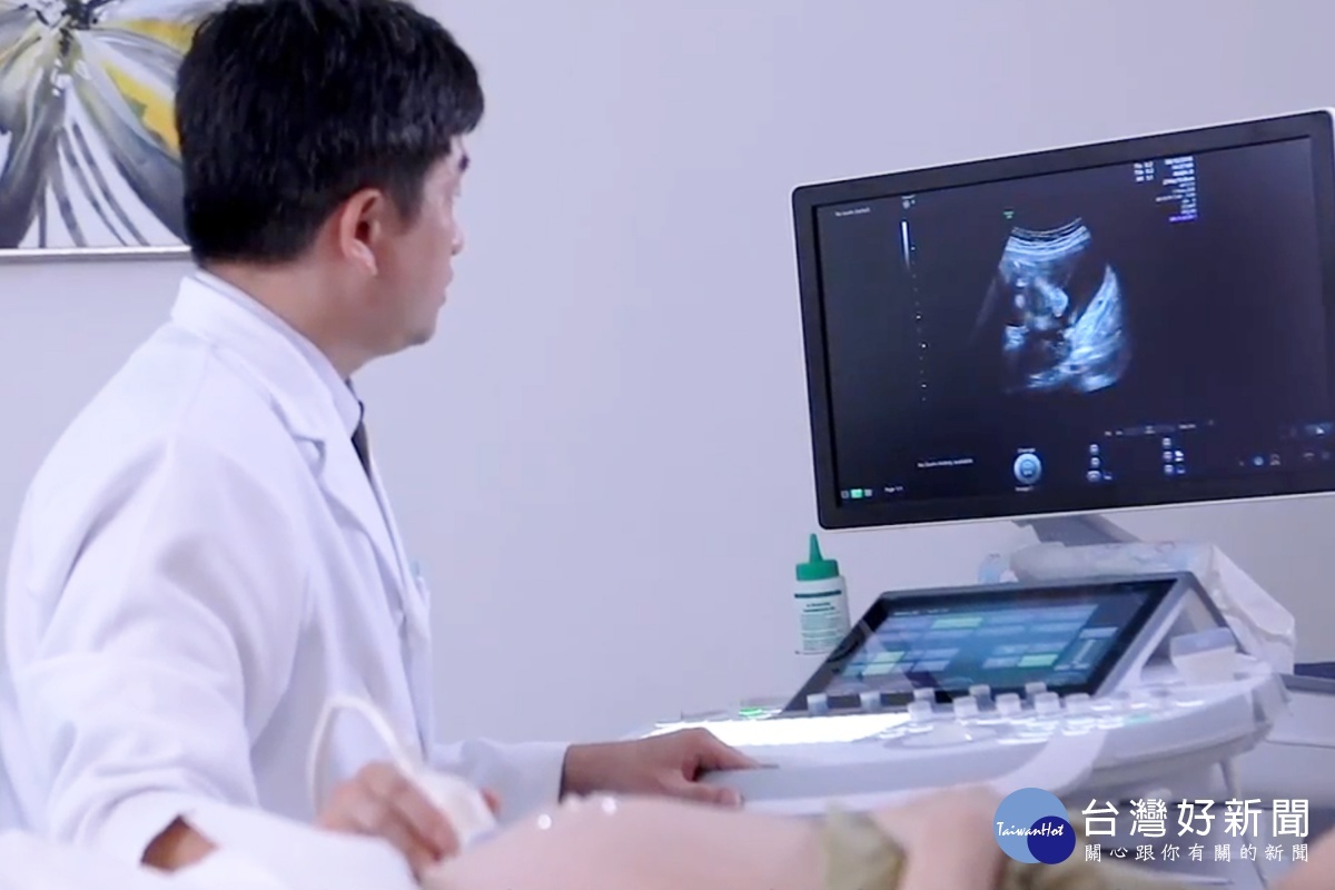 蘇河仰醫師為孕婦進行超音波檢查。