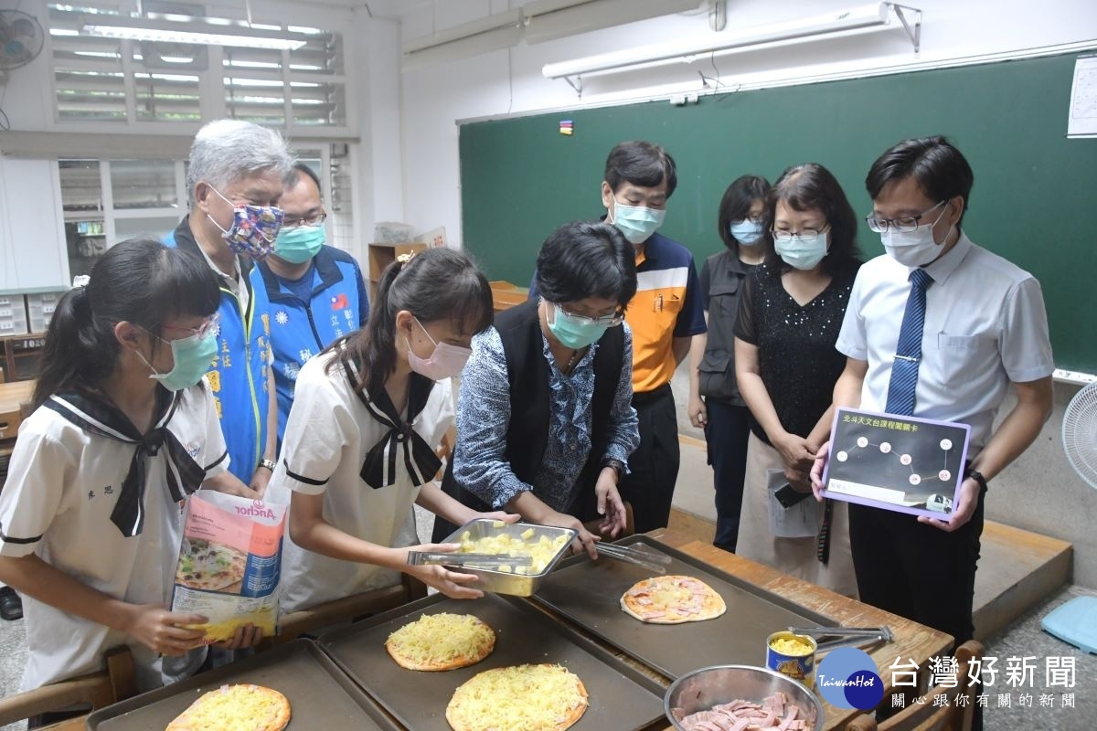 縣長王惠美參與北斗國中天文台啟用典禮，現場製作披薩與學生分享。