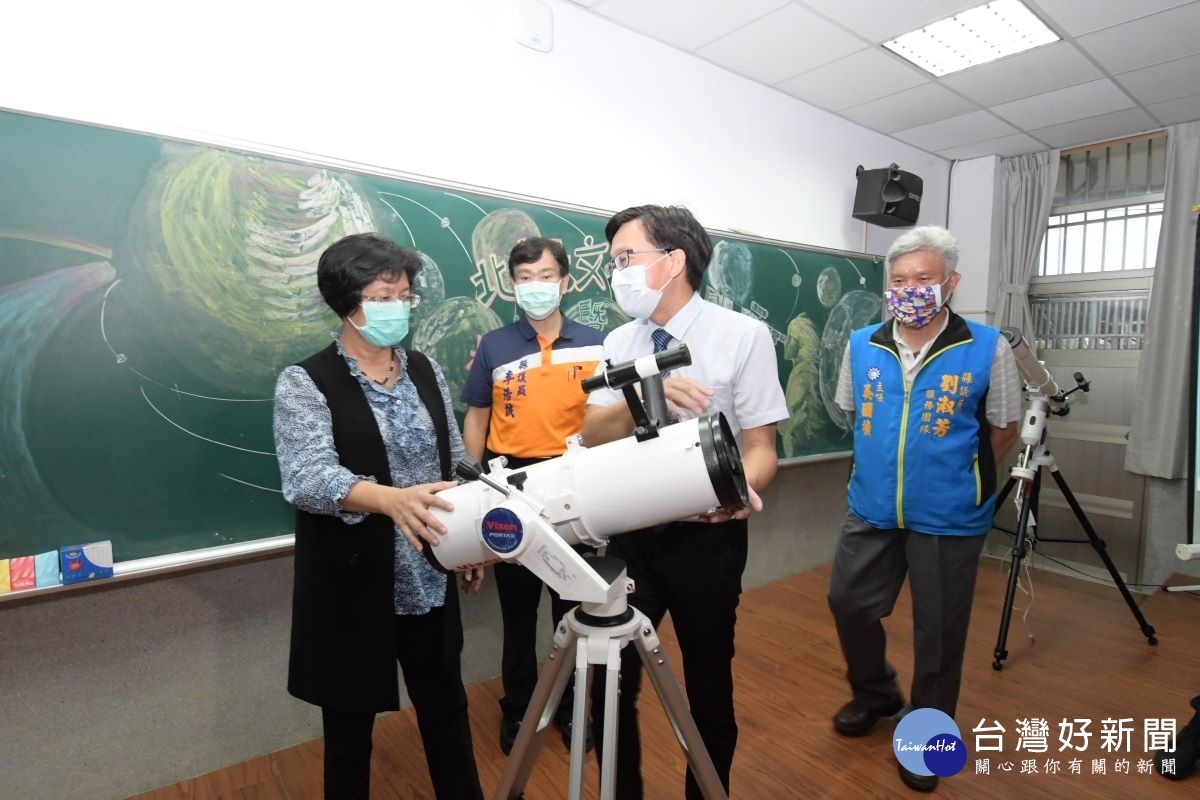 北斗國中北斗天文台啟用，縣長王惠美（左）接受天文望遠鏡解說。