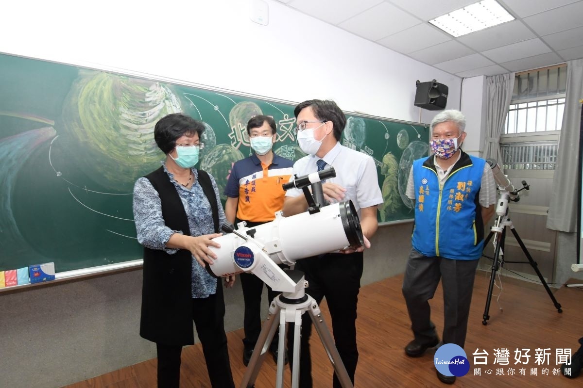 北斗國中北斗天文台啟用,縣長王惠美(左)接受天文望遠鏡解說。