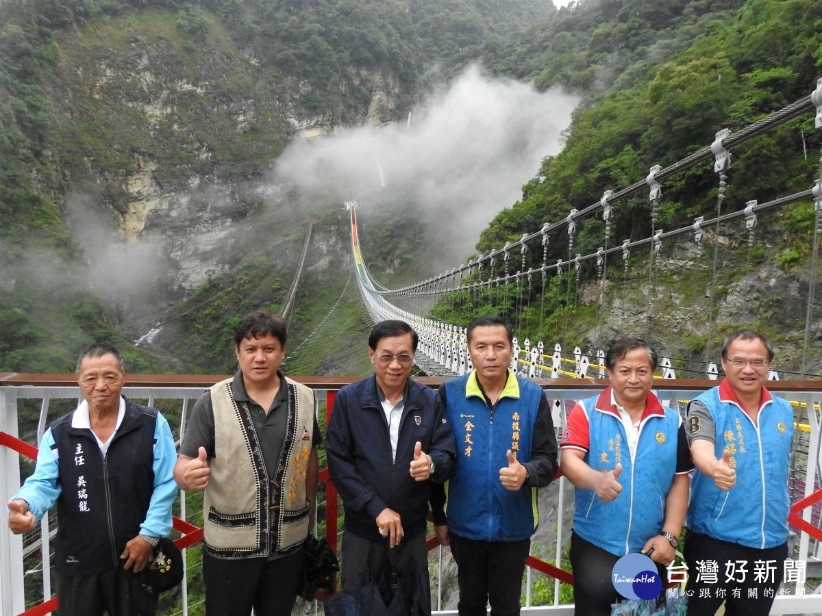 林明溱(左3)縣長等人在七彩吊橋前合影。