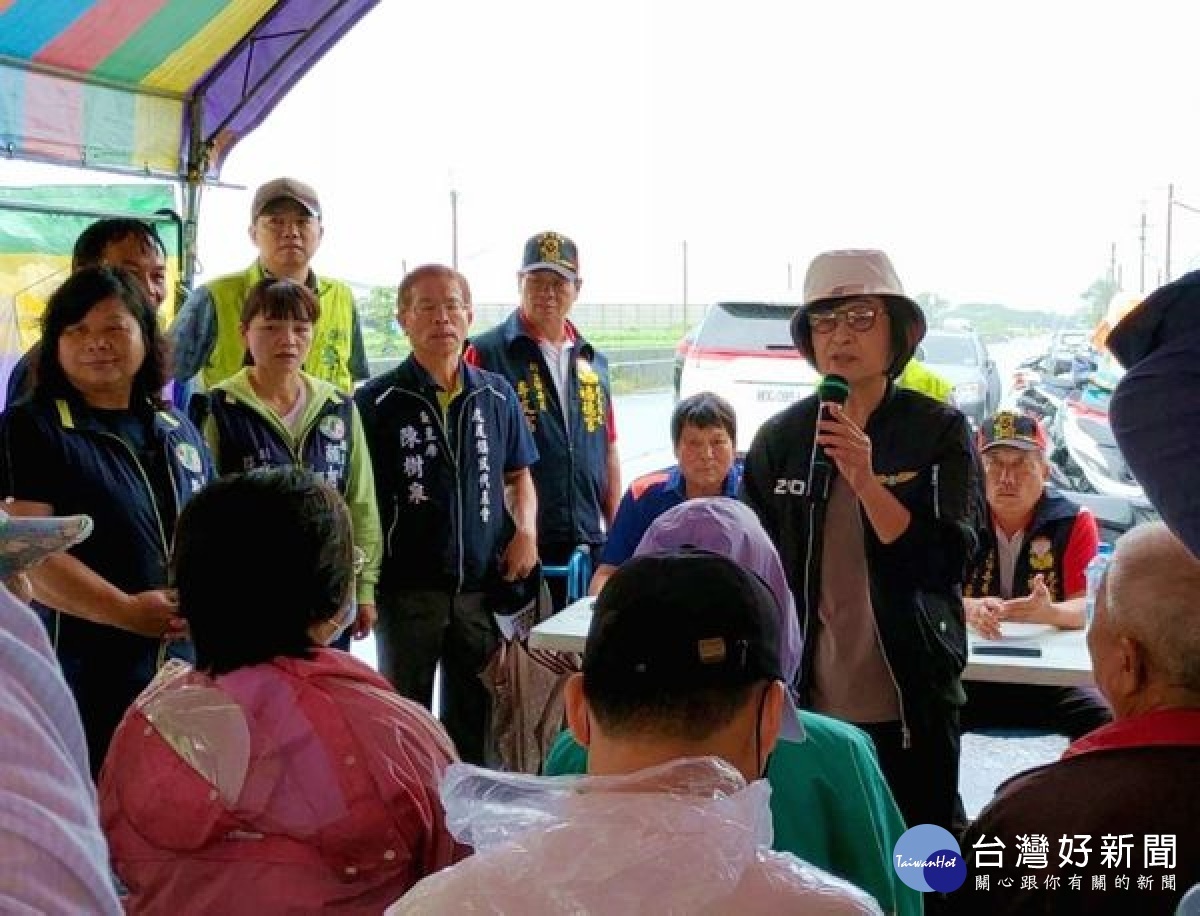 虎尾大屯逾百位農民群聚抗議，反對雲林農田水利會在馬光支線農田灌溉水路大屯段架設太陽光電，希望水利會高抬貴手，還給鄉親曬穀空間。