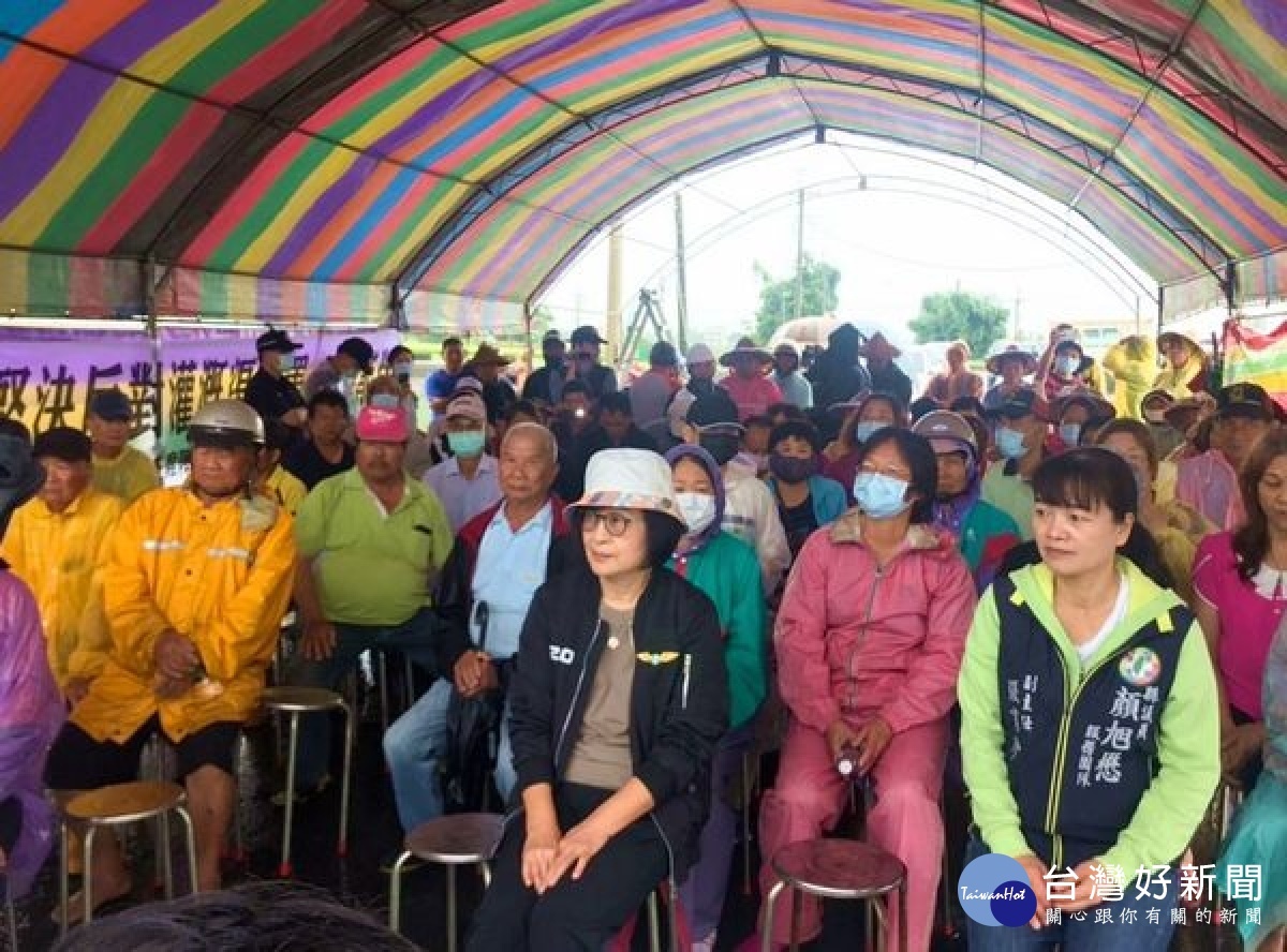 虎尾大屯逾百位農民群聚抗議，反對雲林農田水利會在馬光支線農田灌溉水路大屯段架設太陽光電，希望水利會高抬貴手，還給鄉親曬穀空間。