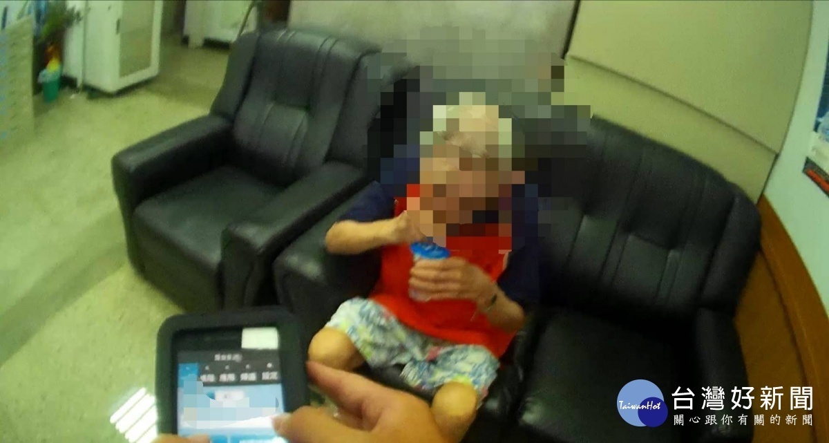 員警擔心老翁因天氣酷熱體力不支,先行將人員帶回派出所休息
