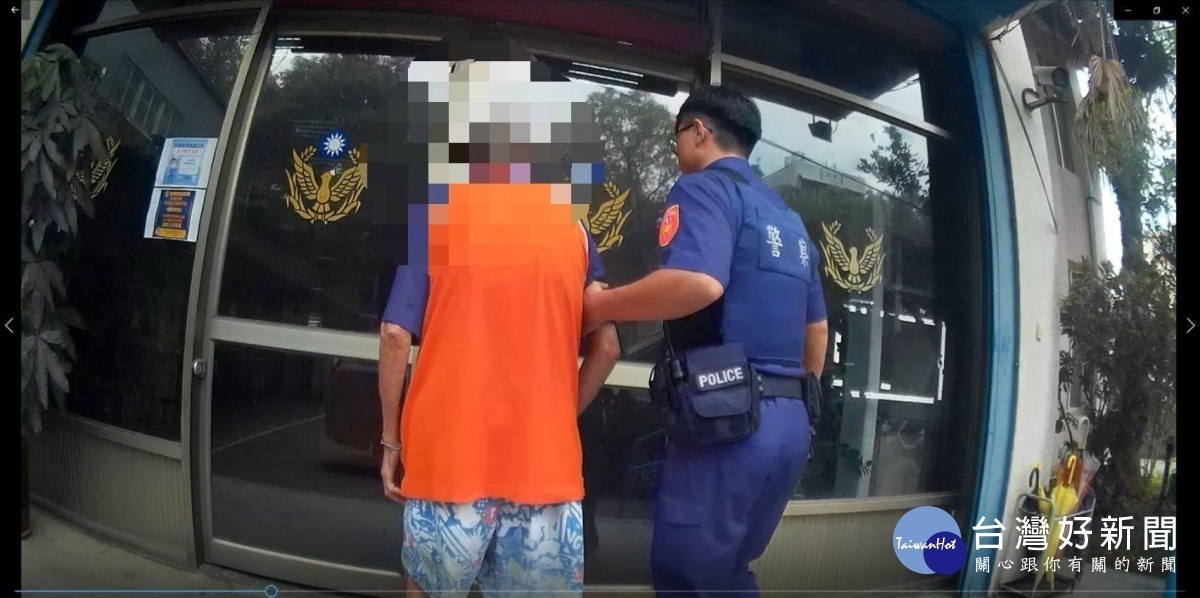 員警擔心老翁因天氣酷熱體力不支,先行將人員帶回派出所休息