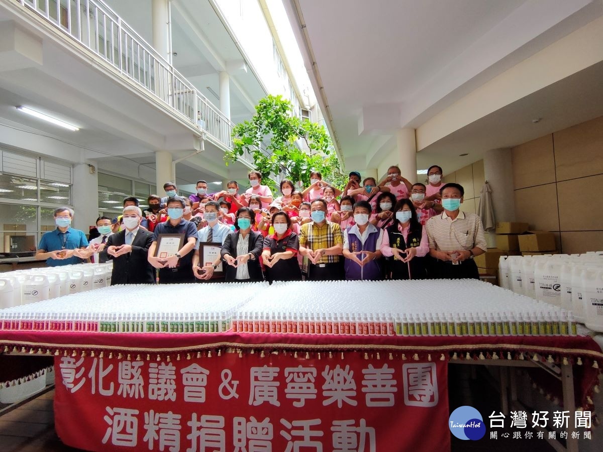 縣議會整合一萬瓶酒精噴瓶到長照等各單位防疫使用。圖/記者鄧富珍攝
