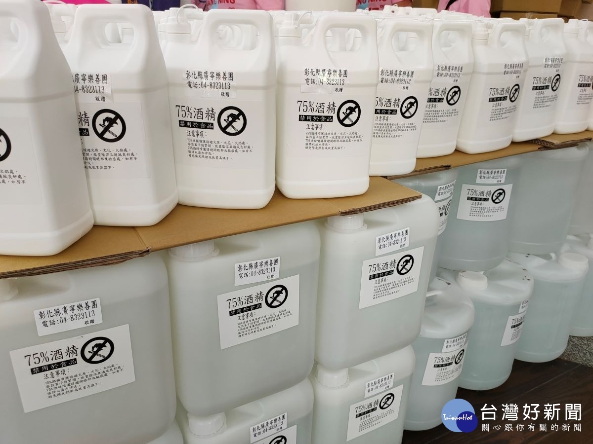 縣議會整合一萬瓶酒精噴瓶到長照等各單位防疫使用。圖/記者鄧富珍攝