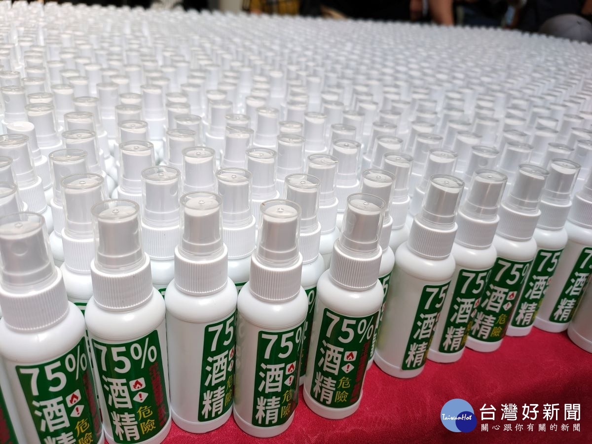 縣議會整合一萬瓶酒精噴瓶到長照等各單位防疫使用。圖／記者鄧富珍攝