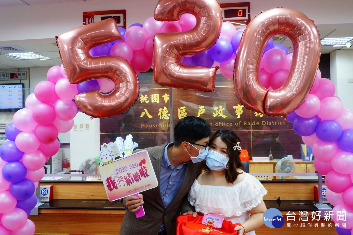 衛福部桃園醫院護理師吳姍庭,攜手男友汪怡安在520辦理結婚登記。