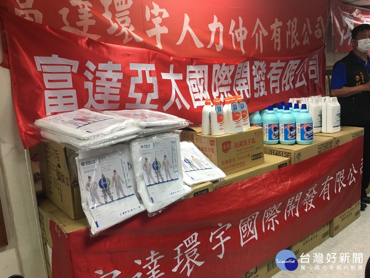 企業捐贈物資到南投醫院。(記者扶小萍攝)