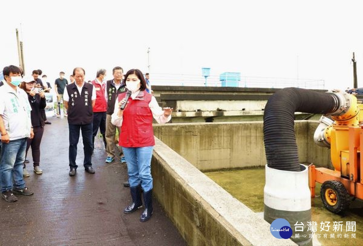 中央氣象局發布大雨特報，雲林縣長張麗善特前往牛挑灣大排等地會勘，瞭解縣內防汛整備情形，亦指示相關單位加強戒備，維護鄉親生命財產安全。