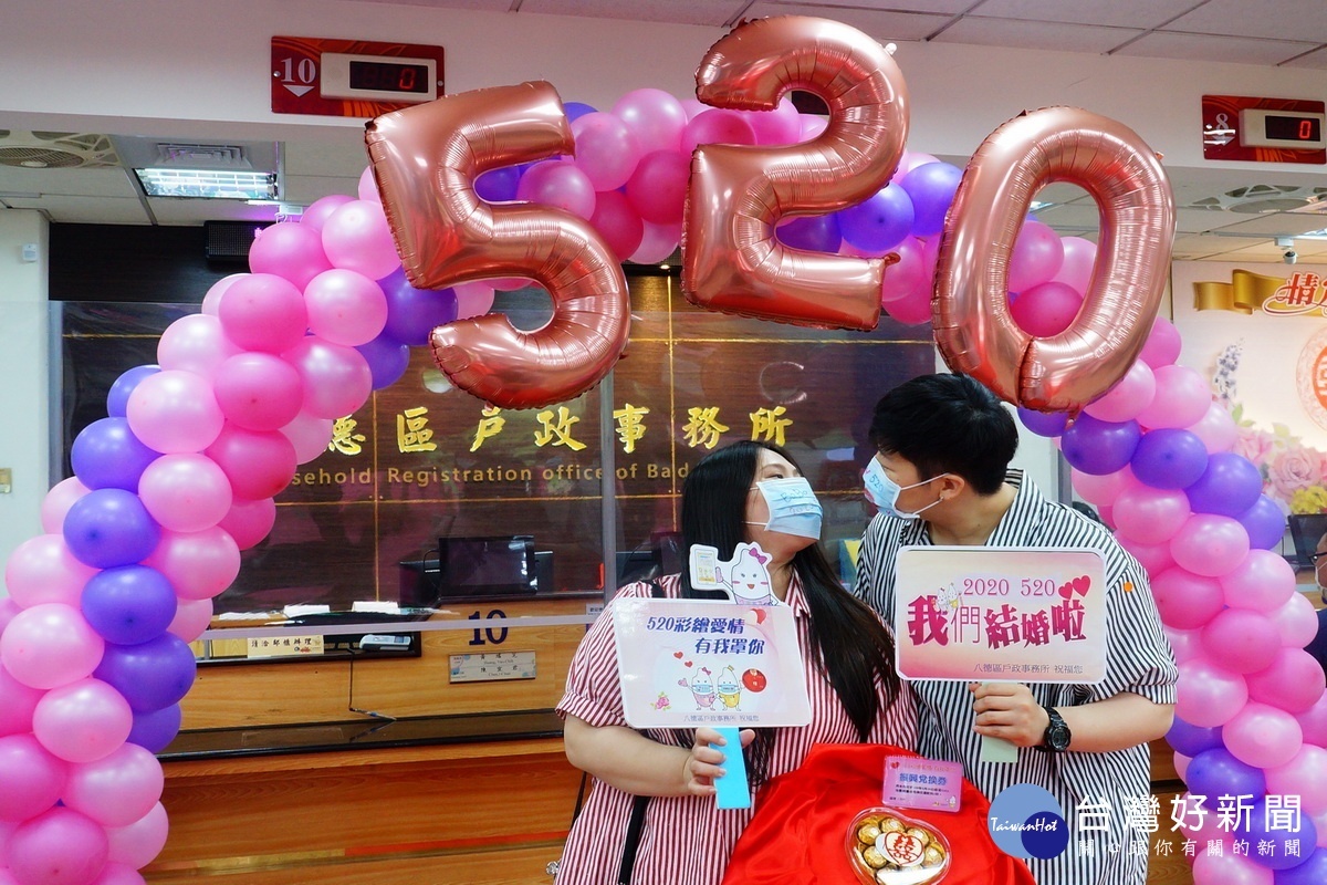 同性伴侶蘇靖惠與翁千惠兩人選擇在520當天辦理結婚登記,相互給予對方一個名份。