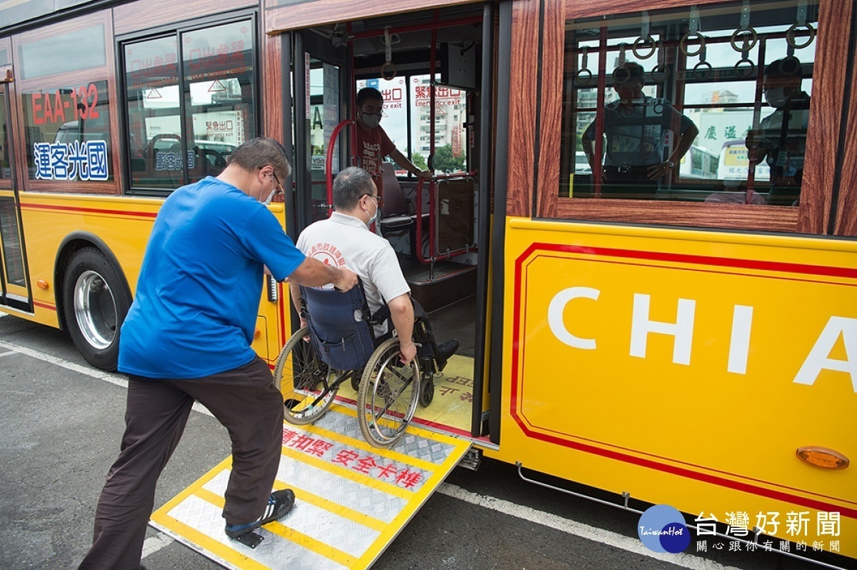 新電動公車採「全車低底盤設計」,對於行動不便者相當友善/嘉義市府提供