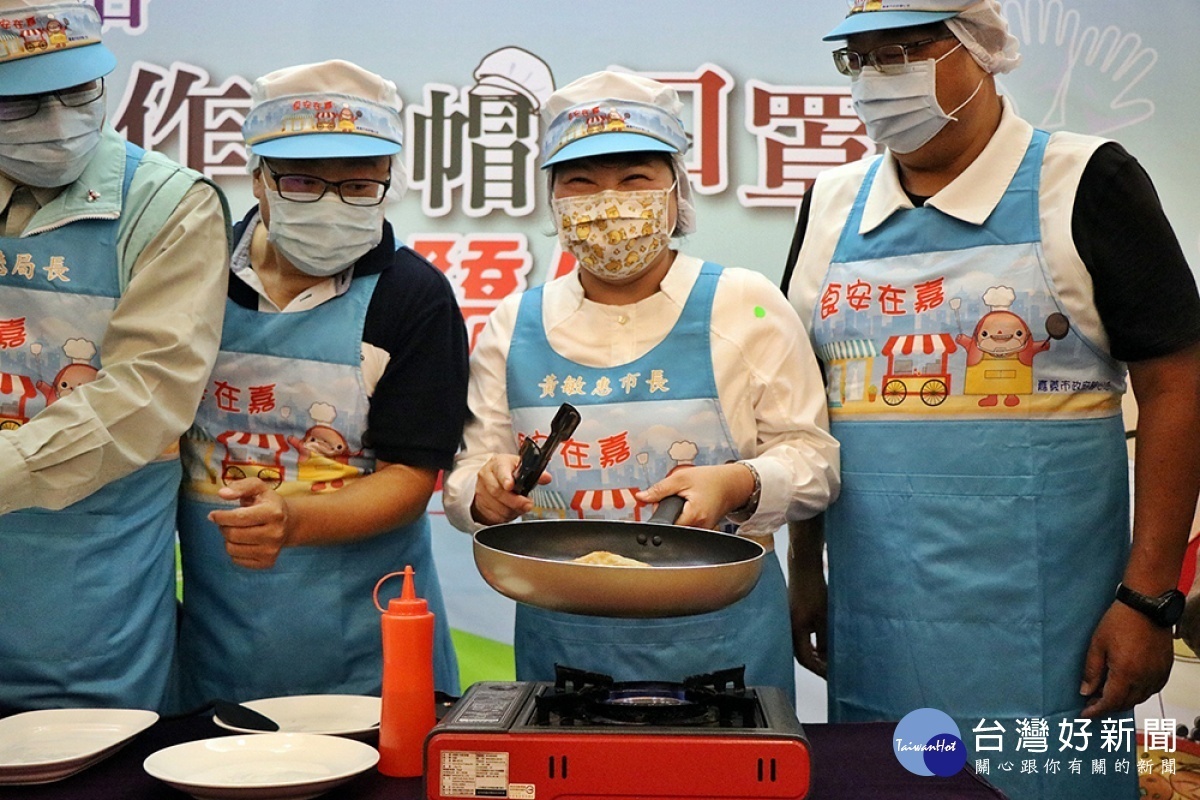 嘉義市長黃敏惠現場大秀廚藝,端出香味四溢的蔥油餅/嘉義市府提供