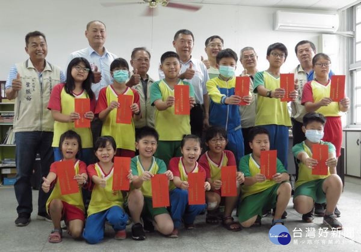 馬鳴山鎮安宮頒發五年千歲獎助學金，由主委章金樹帶隊前往褒忠與東勢鄉各國中小學，將此份心意頒發給受獎學生，頒發金額超過百萬元。