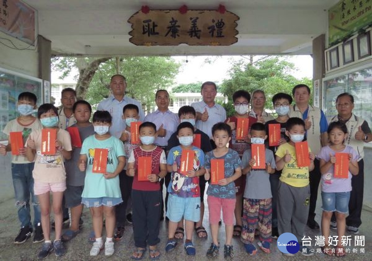 馬鳴山鎮安宮頒發五年千歲獎助學金，由主委章金樹帶隊前往褒忠與東勢鄉各國中小學，將此份心意頒發給受獎學生，頒發金額超過百萬元。