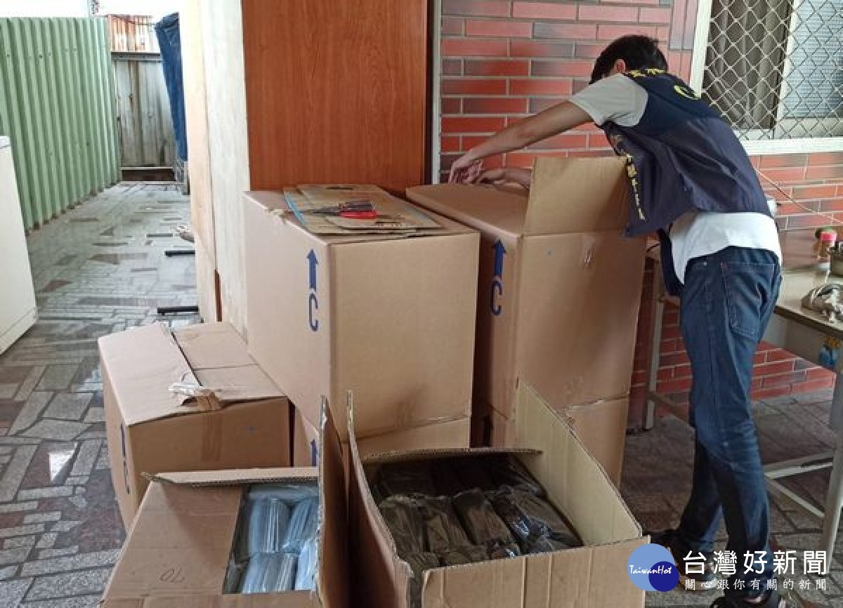 虎尾警方尋線查獲地下黑心口罩製造工廠,生產一般防塵口罩未具醫療防效,卻宣稱係屬醫療等級,意圖提高販售價格牟求暴利。
