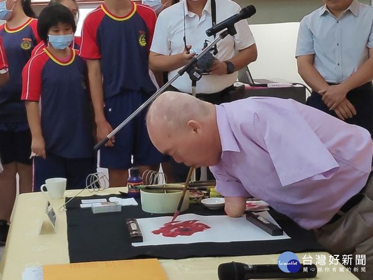 北港農工邀請國際知名口足畫家林宥辰舉辦「逆境中綻放的燦爛光輝」個展,分享災後重生的心路歷程,歡迎社區民眾踴躍前往欣賞。