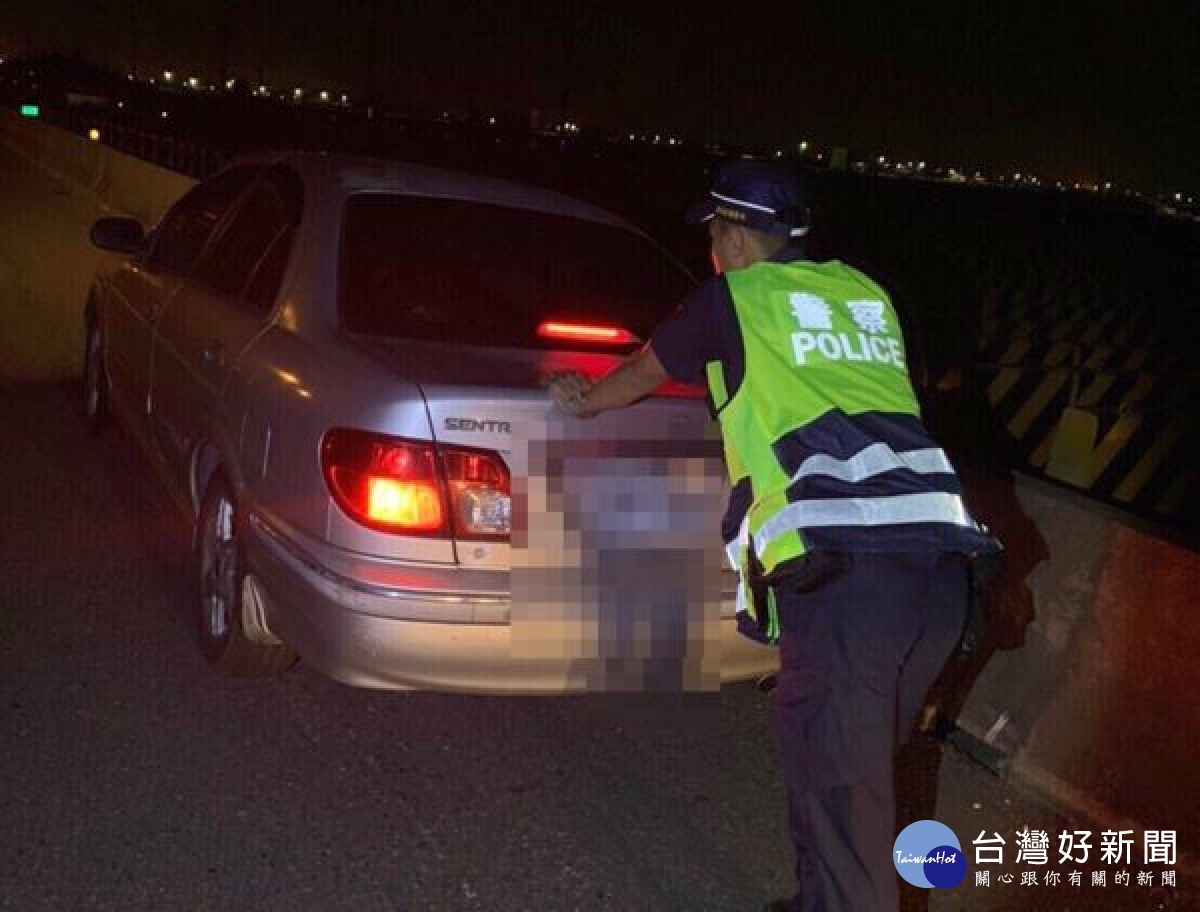 金湖所員警見快速道路上車輛來往頻繁，為避免車道阻塞或發生交通事故，主動協助婦人將故障車輛推行至避車道，為民服務的精神深獲民眾肯定讚許。