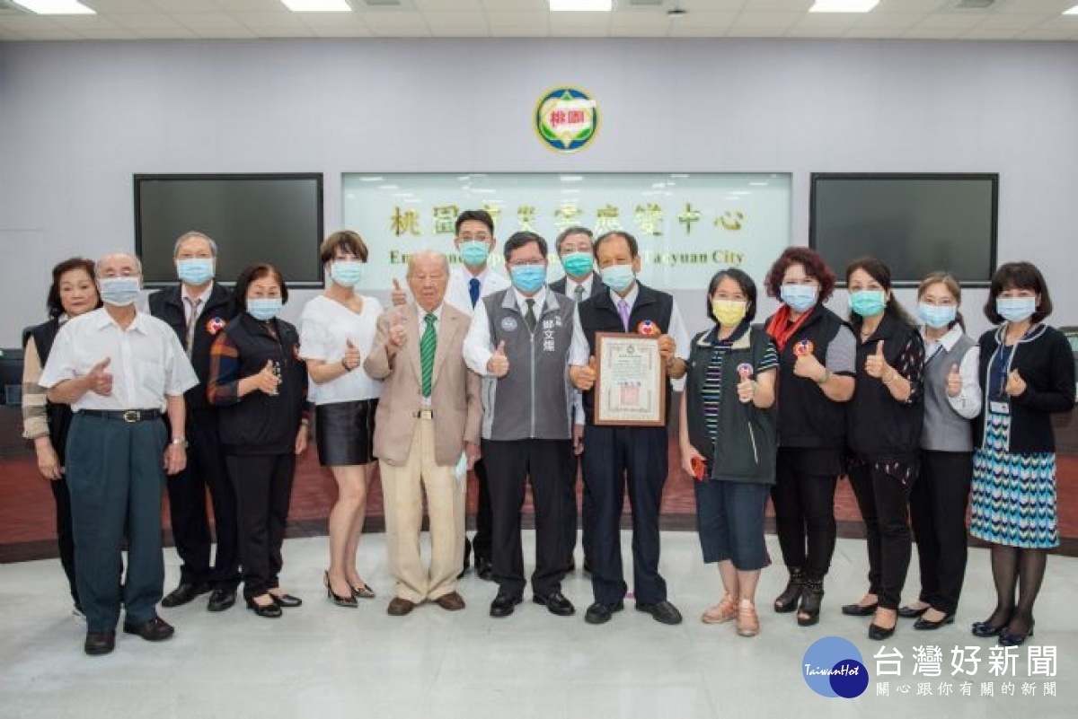桃園市長鄭文燦主持市政會議,頒發捐贈防疫物資感謝狀。