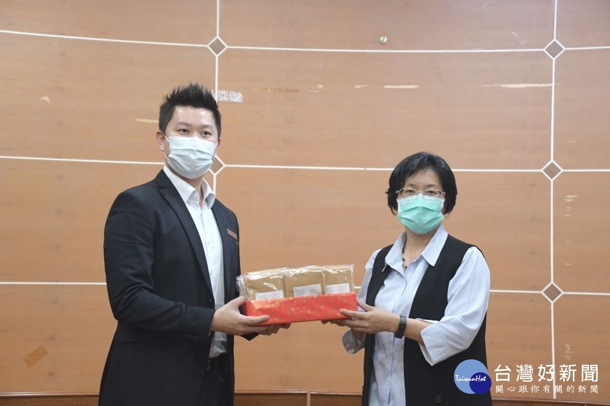 彰化社頭賓特立實業(股)公司捐出8000雙