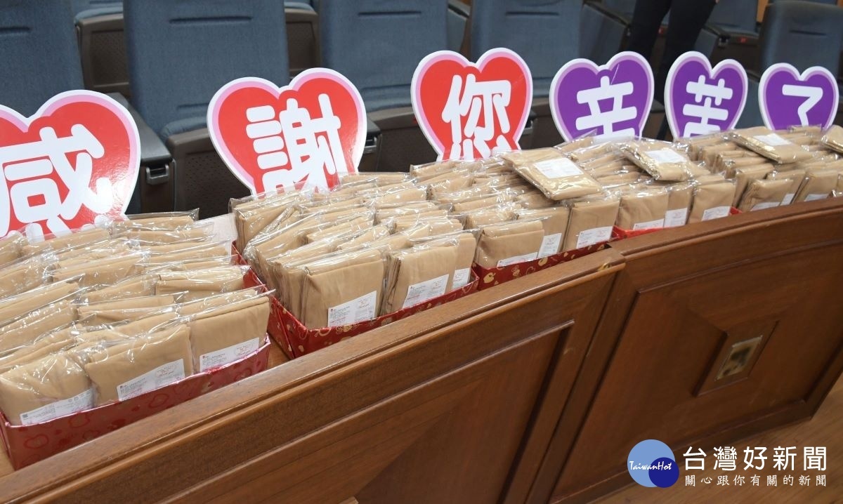 彰化社頭賓特立實業(股)公司捐出的8000雙