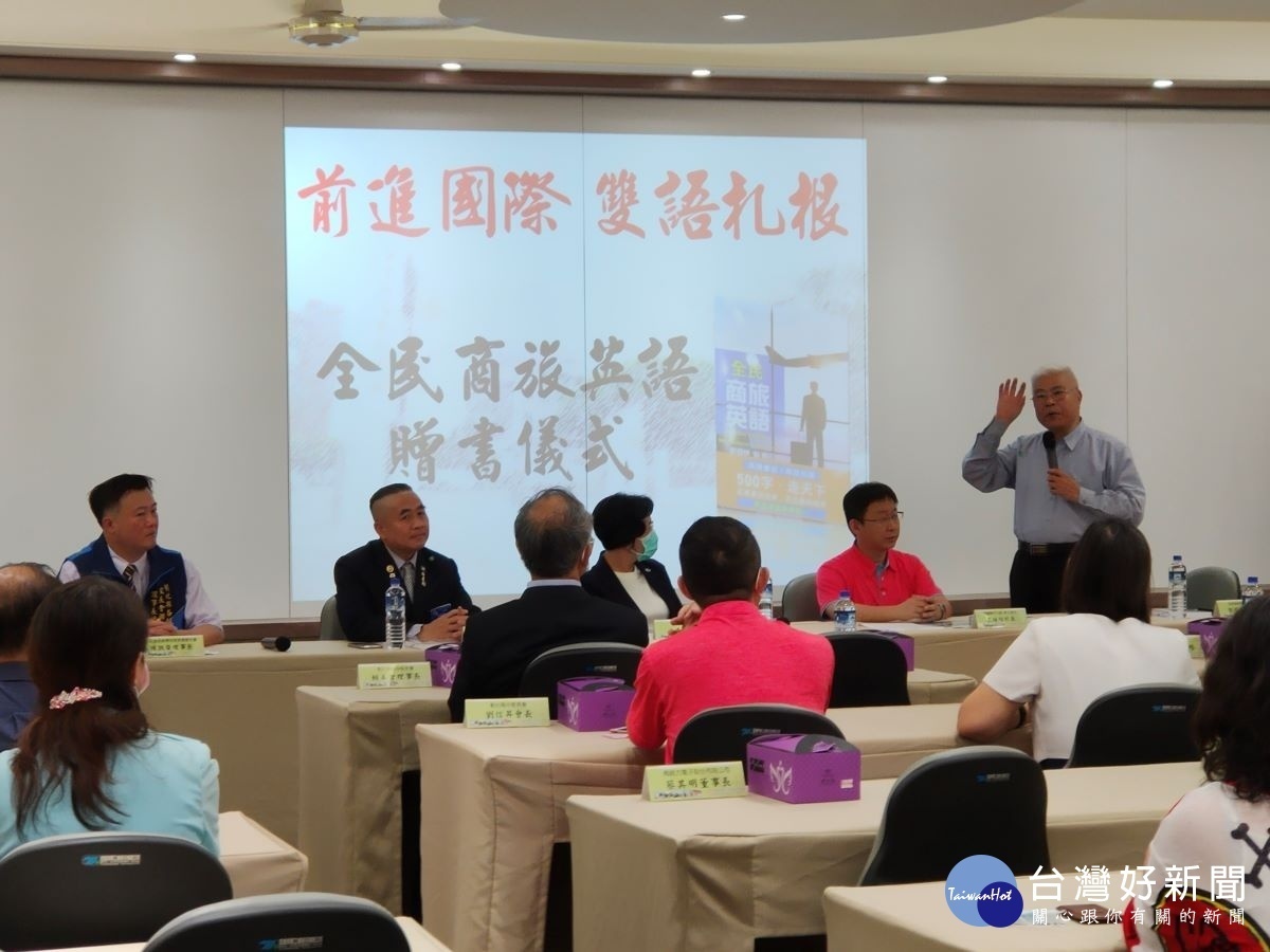 作者劉國棟老師強調英語能力的高低和專業知識多寡成正比。圖/記者鄧富珍攝