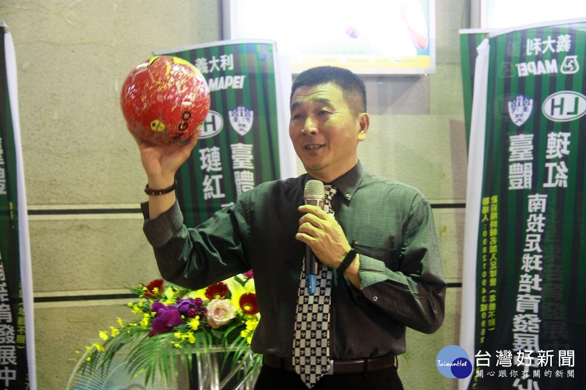 趙榮瑞教授強力推薦大小國民參與足部運動強身。(記者扶小萍攝)