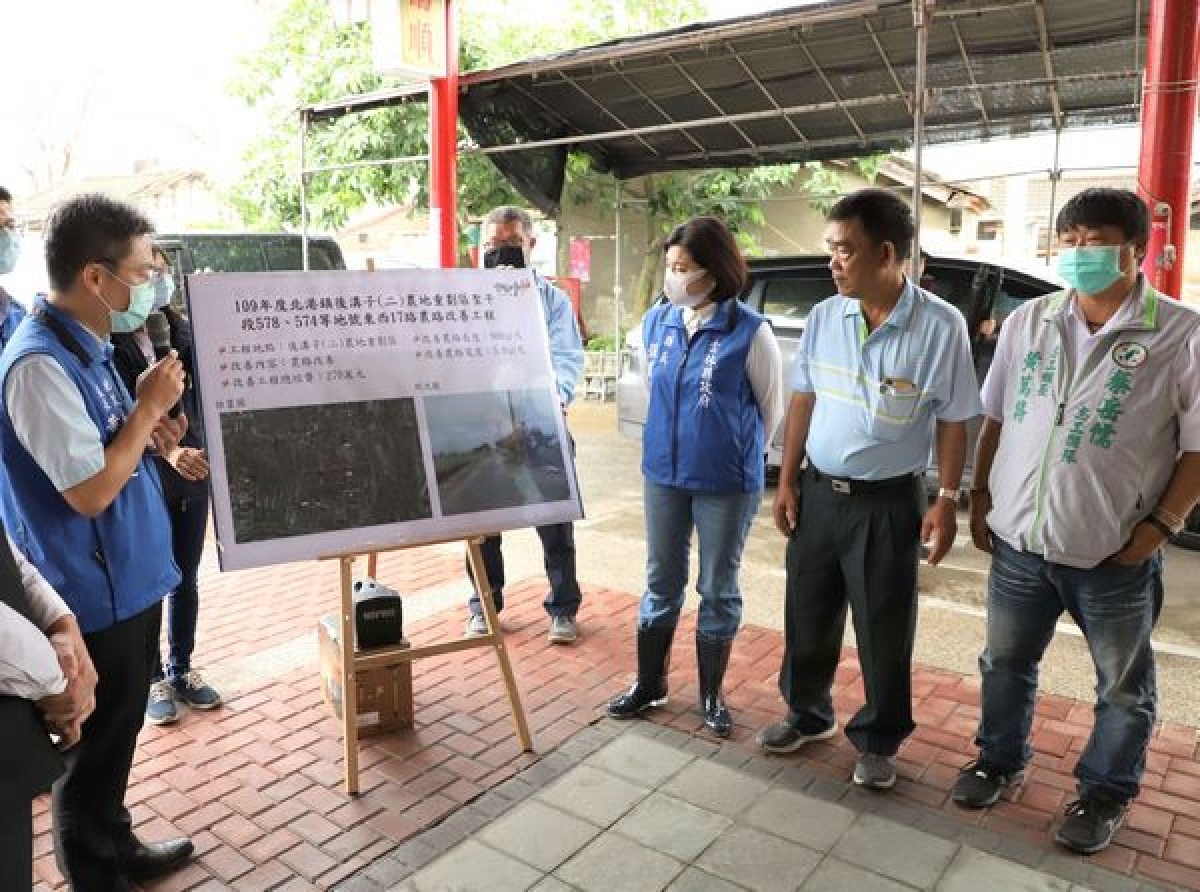 縣長張麗善率地政處長黃凱達等人，會勘北港鎮新生及後溝子農地重劃區農水路，將投入1,125萬元經費改善農路及排水，讓農民出入平安，農產運輸更便捷。