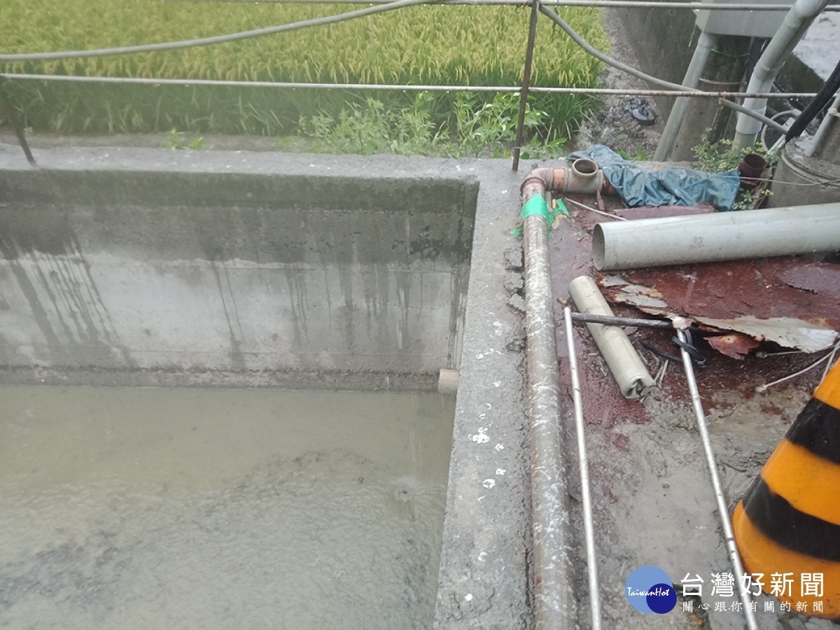 環保局查獲該業者原水池偷排孔洞與擋水套管／嘉義縣府提供
