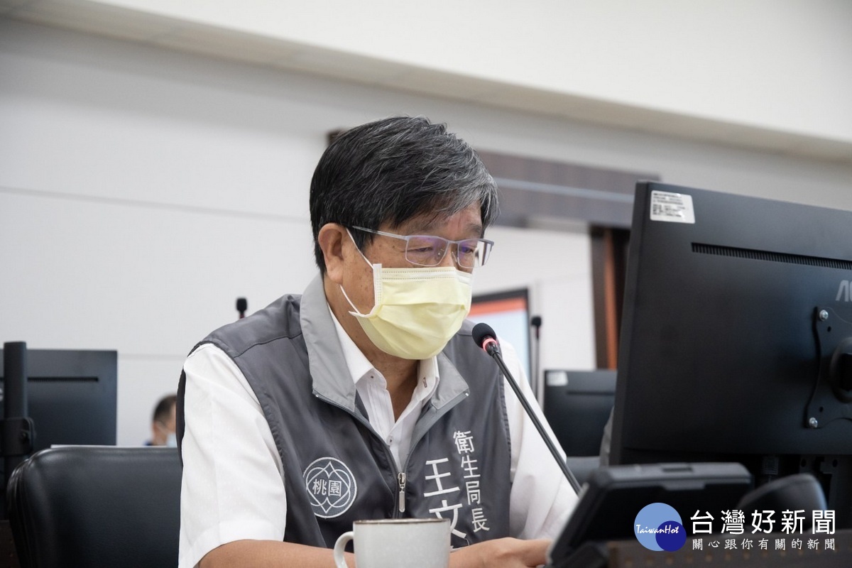 桃園市政府衛生局長王文彥於防疫會議中提出疫情報告。